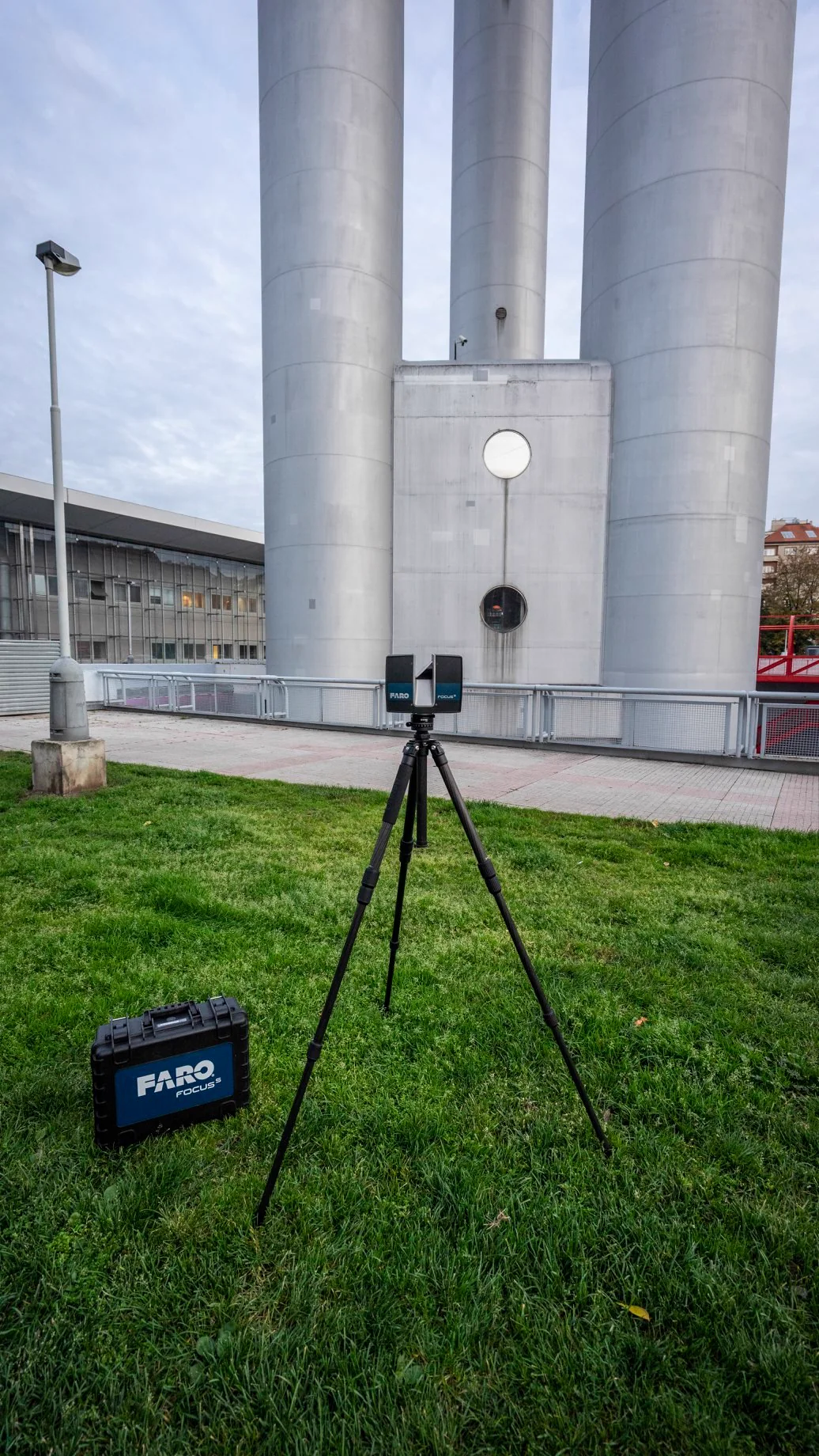 FARO Focus Laserscanner im Einsatz vor großen Industriesilos